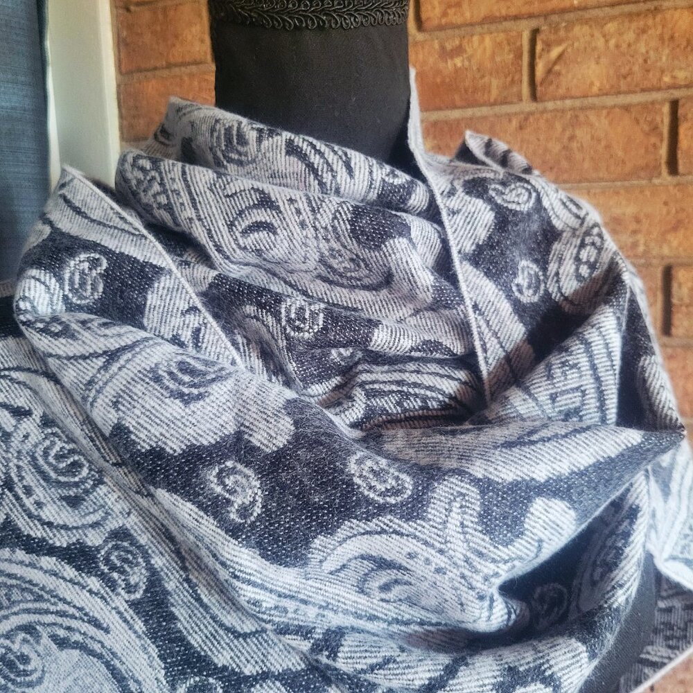 NWOT!! 100% Cashmere Black/Gray Paisley Scarf w/Fringe - made in Scotland - OS - Picture 5 of 11